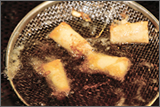 天ぷら衣にくぐらせ、そろりと油に入れ揚げる。器に盛り付け、チャービルと白葱を添えて出来上がり。