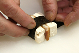 2の鰻にも片栗粉をまぶして豆腐の間にはさむ。この時豆腐は片栗粉がついた面を内側に。
