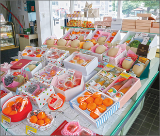 明治2年に八百屋として創業し、戦後、果物専門店になったヤオイソ本店。四条大宮駅前の本店は進物用の高級フルーツから家庭で気軽に味わえる果物まで豊富な品揃えです。