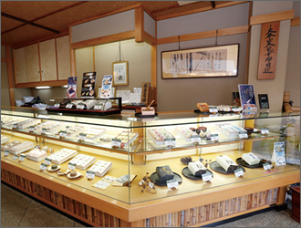 季節の生菓子や銘菓など、目にも美しい京菓子の数々が並ぶ店内。柏餅は4月下旬から5月上旬のみ期間限定で販売されます。