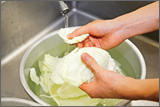 キャベツは洗って手で6〜7cm角に千切る。赤パプリカは中のわたを取り、食べやすい大きさに切る。