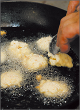 鍋にサラダ油を入れて熱し160〜170℃になったら、2をスプーンなどですくって油に落として3〜4分ほど揚げる。油の量を少なくして揚げ焼きにしてもよい。